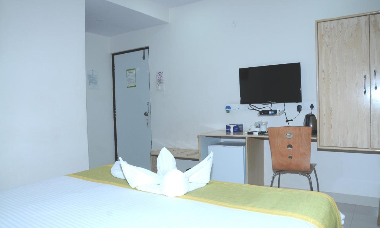 Hotel Pratz Inn Hyderabad Exterior photo